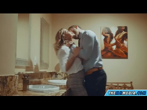 ❤️ Nigbati bilondi ti oyan ba tan ọ ni yara isinmi ti gbogbo eniyan ❤️❌ ni onihoho% yo.pornolymp.ru%